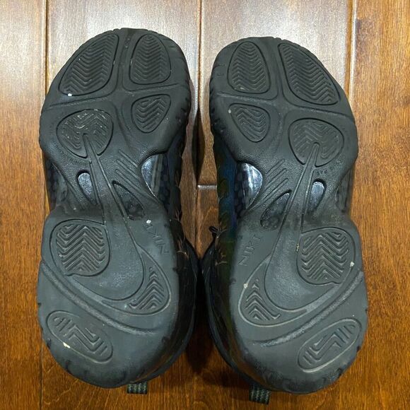 Nike Iridescent Black Women's Sneakers - Picture 8 of 9